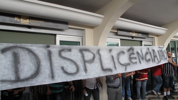 Corinthians desembarque faixa protesto (Foto: Rodrigo Faber)