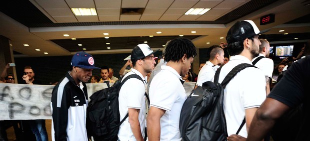 romarinho ibson torcida protesto desembarque Corinthians (Foto: Marcos Ribolli)