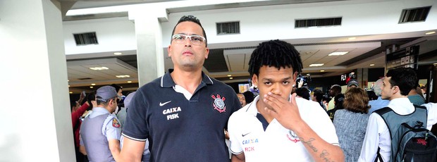 romarinho torcida protesto desembarque Corinthians (Foto: Marcos Ribolli)