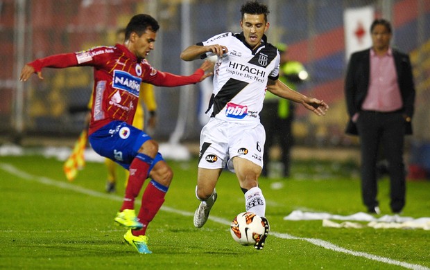 Marlon Piedrahita do Pasto x Uendel da Ponte Preta (Foto: AFP)