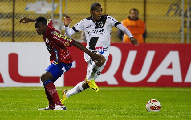 Regis e Jerry Mina ponte Preta x Pasto (Foto: AFP)