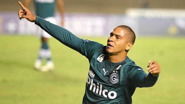 Walter Comemora gol do Goias contra o Grêmio (Foto: Carlos Costa / Futura Press)