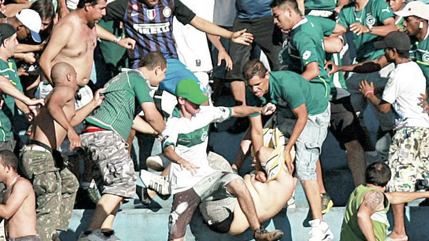 Goiás x Atlético-PR - briga na torcida (Foto: Cristiano Borges / O Popular)