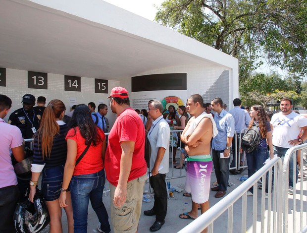 Fila ingressos Maracanã Botafogo x Flamengo (Foto: Alexandre Cassiano / Agência O Globo)