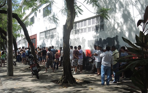 Fila ingressos gavea flamengo x botafogo (Foto: Cahê Mota)