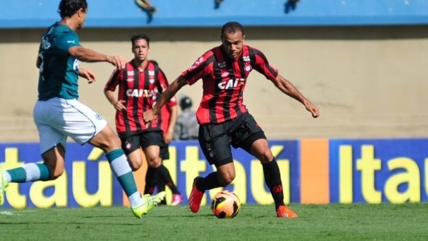 Atacante Roger em Goiás x Atlético-PR (Foto: Site oficial do Atlético-PR/Bruno Baggio)