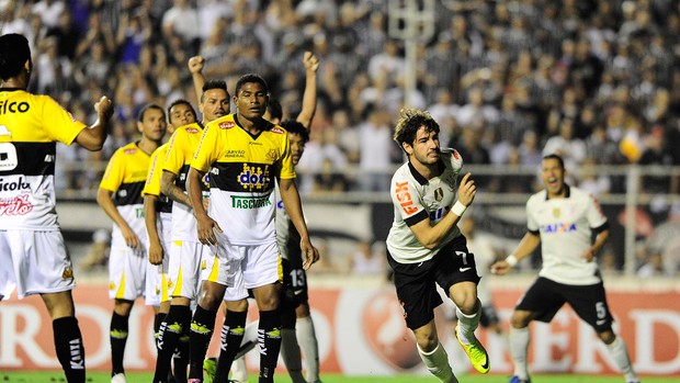 pato CORINTHIANS X CRICIUMA (Foto: Marcos Ribolli)