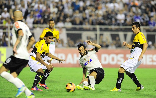 douglas CORINTHIANS X CRICIUMA (Foto: Marcos Ribolli)