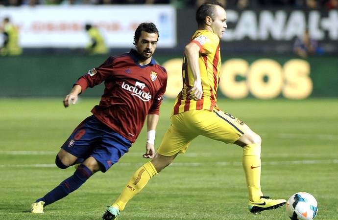 Iniesta Osasuna e Barcelona (Foto: Agência AFP)