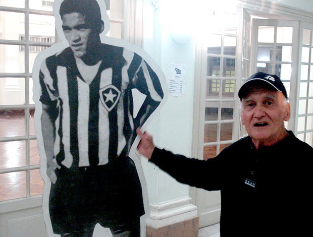 homenagem Garrincha no Botafogo Tavares, ex-goleiro (Foto: Thiago Benevenutte )