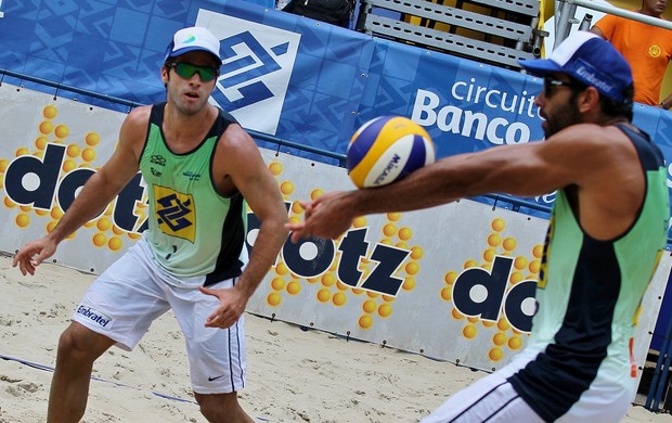 Ao lado de Bruno Schmidt, o carioca Pedro Solberg também busca vaga na final (Foto: Paulo Frank/CBV)