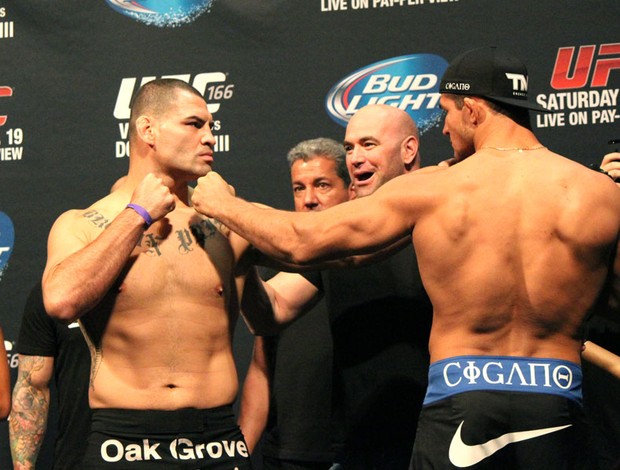 Velásquez e Cigano Pesagem ufc 166 (Foto: Evelyn Rodrigues)