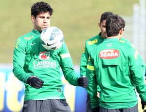 Diego Costa no treino da Seleção (Foto: Mowa Press)