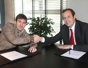 messi assina barcelona (Foto: Miguel Ruiz/Site Oficial Barcelona)