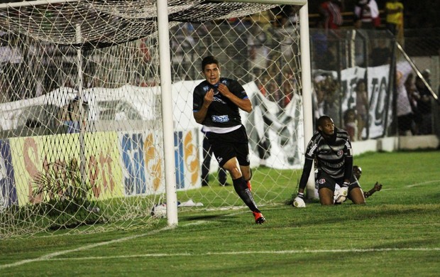 Treze 1 x 0 Santa Cruz, no Estádio Presidente Vargas, Série C do Campeonato Brasileiro, gol de Giancarlo (Foto: Magnus Menezes / Jornal da Paraíba)