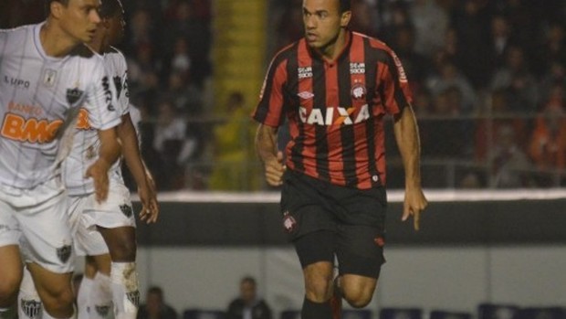 Roger Atlético-PR Atlético-MG (Foto: Site oficial do Atlético-PR/Gustavo Oliveira)