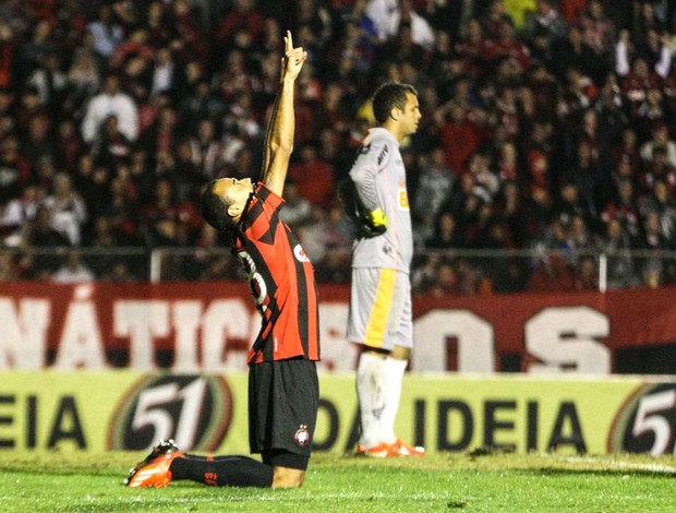 Roger comemora gol do Atlético-pr contra o Atlético-mg (Foto: Joka Madruga / Futura Press)