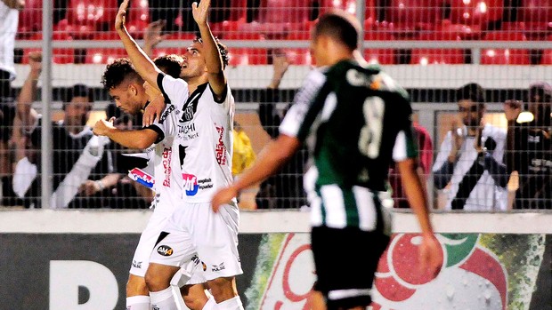 Uendel comemoração da Ponte Preta contra o Coritiba (Foto: Rodrigo Villalba / Agência Estado)