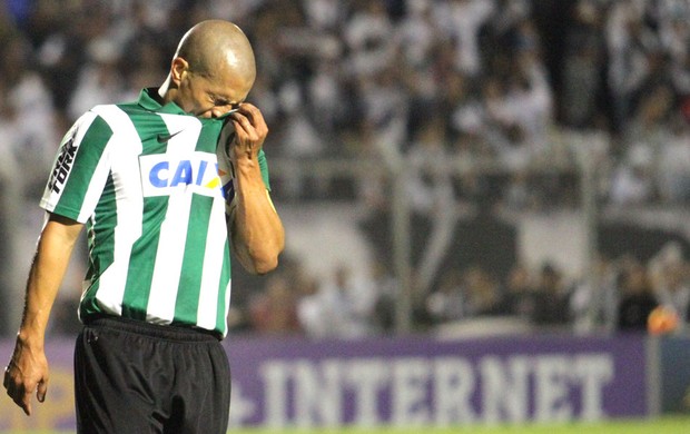 Alex Coritiba e Ponte preta (Foto: Gustavo Magnusson / Agência estado)