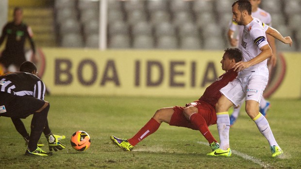 Leandro Damião desperdiça chance contra o Santos (Foto: Alexandre Lops / Inter, DVG)