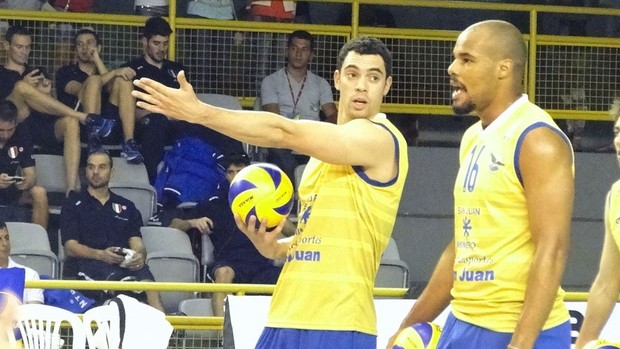  Theo indica jogada para Júnior UPCN Mundial de Clubes Vôlei (Foto: Rafael Araújo)