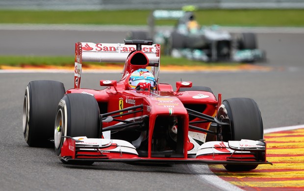 Fernando Alonso à frente de Lewis Hamilton durante GP da Bélgica (Foto: Getty Images)