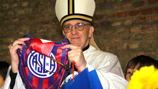 Papa Francisco I com o escudo do San Lorenzo (Foto: Reprodução)