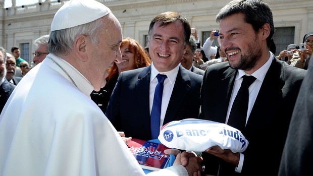 Papa francisco ganha camisa do presidente do San Lorenzo Matias Lammens (Foto: Agência Reuters)