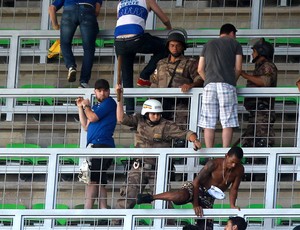 confusão torcida Cruzeiro jogo Atlético-MG (Foto: Agência Estado)