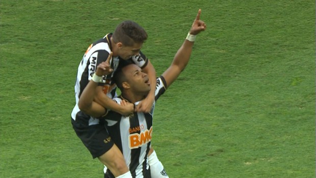 Fernandinho e Neto Berola comemoram gol do Atlético-MG (Foto: Reprodução / TV Globo Minas)