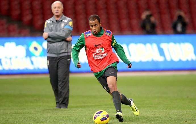 Lucas treino seleção na China (Foto: Mowa Press)