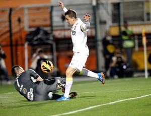 Montillo gol Santos contra Ponte Preta (Foto: Evelson de Freitas / Agência Estado)