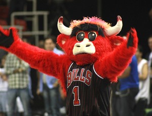 Benny mascote do Bulls jogo NBA Wizards (Foto: Thiago Lavinas)