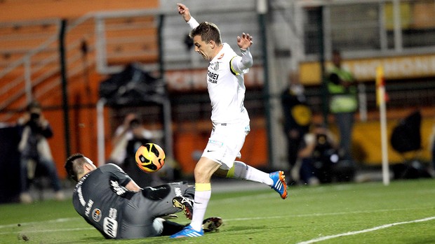 Montillo gol Santos contra Ponte Preta (Foto: Evelson de Freitas / Agência Estado)