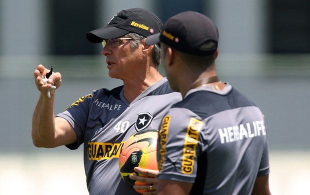 Oswaldo de Oliveira treino Botafogo (Foto: Satiro Sodré)