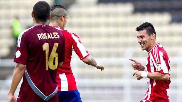 Hector Benitez comemoração Paraguai contra Venezuela (Foto: EFE)