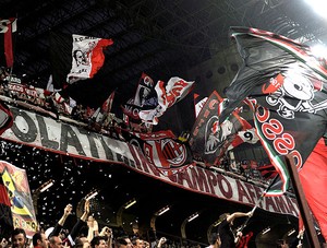 torcida do Milan no San Siro para Milan x Barcelona (Foto: AFP)