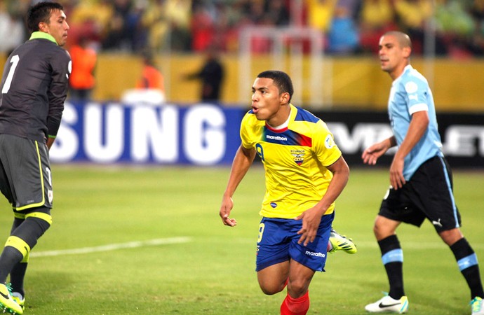 Jefferson Montero Equador e Uruguai  (Foto: Agência Reuters)