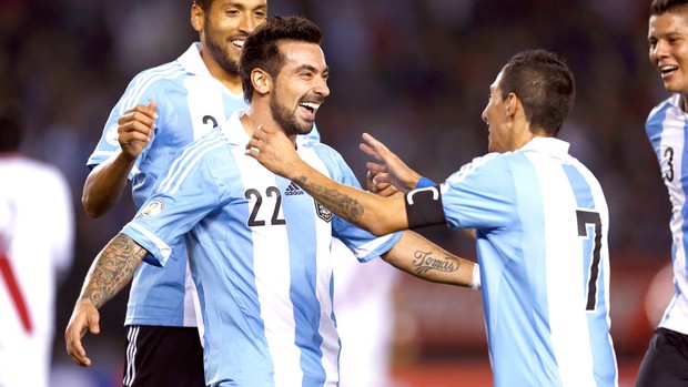 Lavezzi comemora gol da Argentina contra o Peru (Foto: Agência AP)