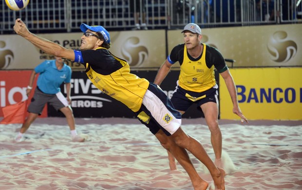 Os vice-campeões olímpicos Alison e Emanuel caíram diante dos conterrâneos (Foto: Divulgação/FIVB)