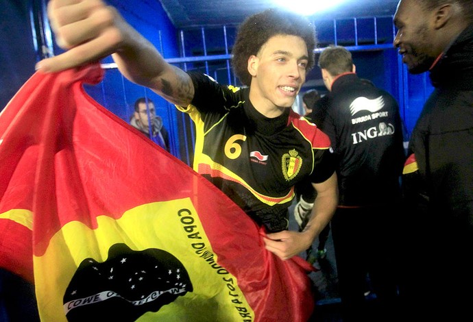 Axel Witsel comemoração Bélgica Copa do Mundo bandeira  (Foto: Reuters)