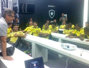 Oswaldo de Oliveira com os jogadores do Botafogo (Foto: Assessoria / BFR)