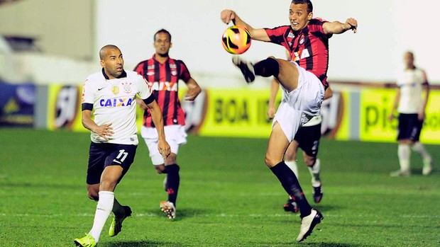 Emerson Corinthians e Atlético-PR (Foto: Marcos Ribolli)