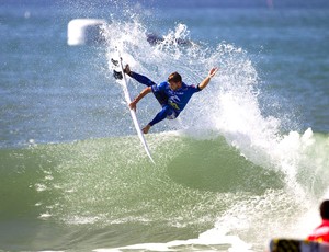  Alejo Muniz surfe Portugal em Peniche (Foto: EFE)