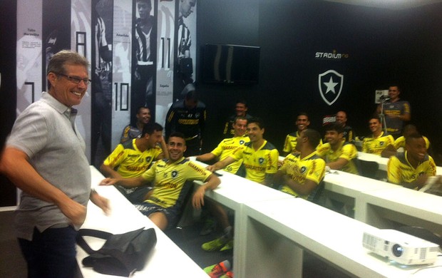 Oswaldo de Oliveira com os jogadores do Botafogo (Foto: Assessoria / BFR)