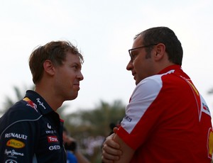 Sebastian Vettel e Stefano Domenicali conversam no GP do Bahrein de 2013 (Foto: Getty Images)