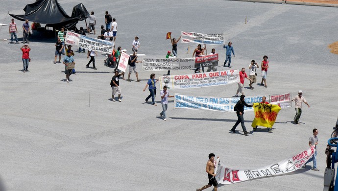 Manifestantes na Arena Pantanal (Foto: Felippe Costa)