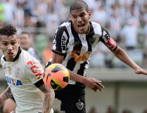 Guerrero e Leonardo Silva Corinthians x Atlético-MG (Foto: Pedro Vilela / Ag. Estado)