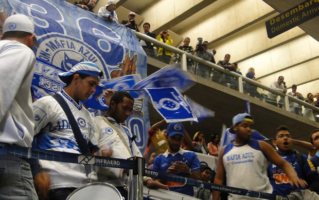 Torcida cruzeiro aeroporto (Foto: Mauricio Paulucci)