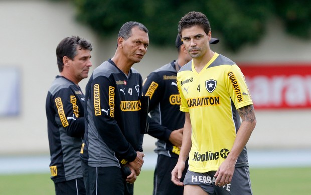 Auxiliares botafogo e bolivar (Foto: Ivo Gonzalez / Agencia O Globo)